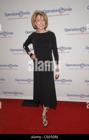 Susan Blakely au niveau des arrivées pour l'Opération Sourire sourire la 9e Gala, Beverly Hilton Hotel, Los Angeles, CA Septembre 24, 2010. Photo par : Michael Germana/Everett Collection Banque D'Images