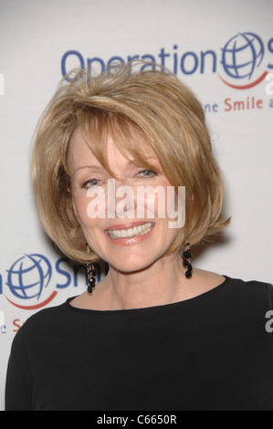 Susan Blakely au niveau des arrivées pour l'Opération Sourire sourire la 9e Gala, Beverly Hilton Hotel, Los Angeles, CA Septembre 24, 2010. Photo par : Michael Germana/Everett Collection Banque D'Images