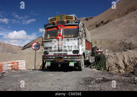 Tata 1613 décoré camion traversant un pont dans l'himalaya sur le chemin dangereux à Leh Ladakh Inde du nord Banque D'Images