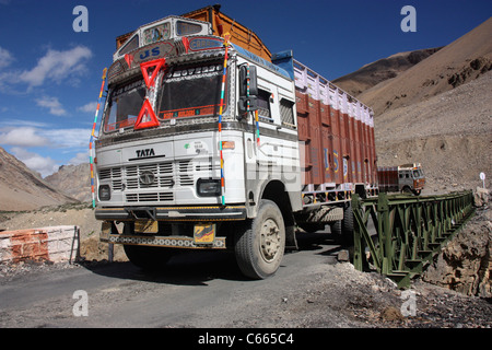 Tata 1613 décoré camion traversant un pont dans l'himalaya sur le chemin dangereux à Leh, Ladakh Inde du nord Banque D'Images