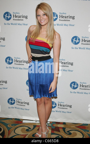 Kim Matula présents à Starkey Hearing Foundation Lancement de la Mission, Las Vegas Hilton, Las Vegas, NV le 18 juin 2011. Photo par : James Atoa/Everett Collection Banque D'Images
