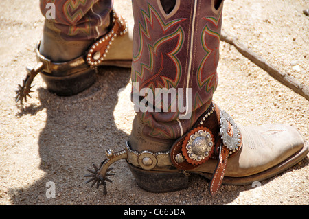 Bottes de cow-boy avec spurs Banque D'Images