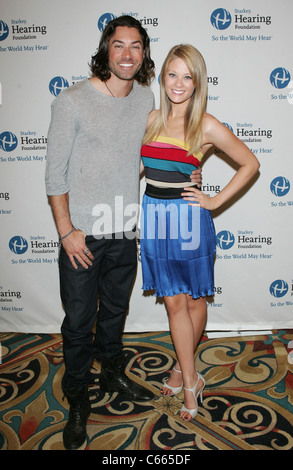 Ace Young, Kim Matula présents à Starkey Hearing Foundation Lancement de la Mission, Las Vegas Hilton, Las Vegas, NV le 18 juin 2011. Photo par : James Atoa/Everett Collection Banque D'Images