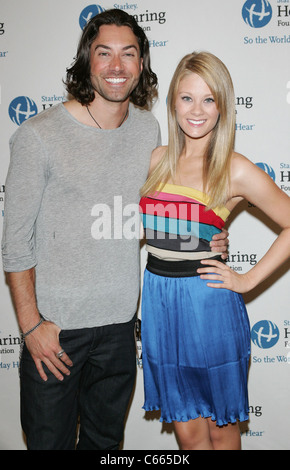 Ace Young, Kim Matula présents à Starkey Hearing Foundation Lancement de la Mission, Las Vegas Hilton, Las Vegas, NV le 18 juin 2011. Photo par : James Atoa/Everett Collection Banque D'Images