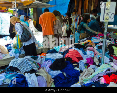 Montreuil, France, Crowd People Shopping pour vêtements d'occasion à Montreuil Flea Market, banlieues, fast fashion, Paris vêtements d'occasion Banque D'Images