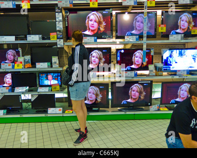 Paris, France, Woman Shopping in T.V. La section de distributeur français Carrefour, supermarché Banque D'Images