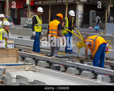 Paris, France, Petites personnes travailleurs de chantier installation de voies ferrées dans la rue pour Tram, Labourer france, diversité sur le lieu de travail Banque D'Images