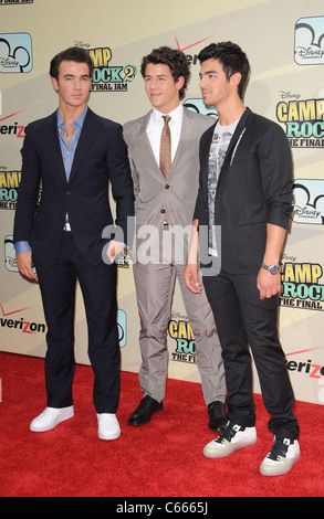 Kevin Jonas, Nick Jonas, Joe Jonas pour des arrivées au CAMP ROCK 2 - THE FINAL JAM Premiere, Alice Tully Hall, Lincoln Center, New York, NY 18 août 2010. Photo par : Kristin Callahan/Everett Collection Banque D'Images