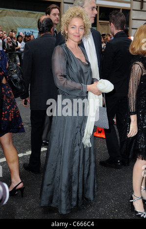 Amy Irving, Kenneth Bowser Jr., entrez le Foxwoods Theater pour la soirée d'ouverture de 'Spiderman : Désactiver l'obscurité' dehors et environ pour la célébrité CANDIDS - TUE, , New York, NY Le 14 juin 2011. Photo par : Ray Tamarra/Everett Collection Banque D'Images