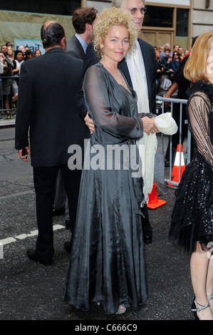 Amy Irving, Kenneth Bowser Jr., entrez le Foxwoods Theater pour la soirée d'ouverture de 'Spiderman : Désactiver l'obscurité' dehors et environ pour la célébrité CANDIDS - TUE, , New York, NY Le 14 juin 2011. Photo par : Ray Tamarra/Everett Collection Banque D'Images