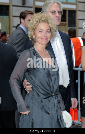 Amy Irving, Kenneth Bowser Jr., entrez le Foxwoods Theater pour la soirée d'ouverture de 'Spiderman : Désactiver l'obscurité' dehors et environ pour la célébrité CANDIDS - TUE, , New York, NY Le 14 juin 2011. Photo par : Ray Tamarra/Everett Collection Banque D'Images