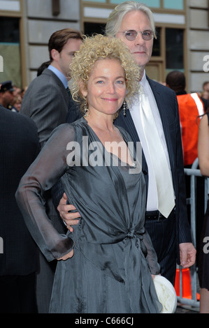 Amy Irving, Kenneth Bowser Jr., entrez le Foxwoods Theater pour la soirée d'ouverture de 'Spiderman : Désactiver l'obscurité' dehors et environ pour la célébrité CANDIDS - TUE, , New York, NY Le 14 juin 2011. Photo par : Ray Tamarra/Everett Collection Banque D'Images