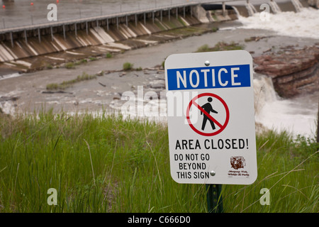 Le Signe de danger, Rainbow Falls et du Missouri, Great Falls, MT Banque D'Images