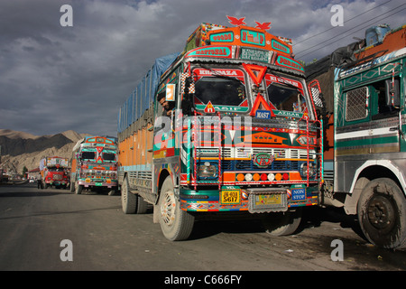 Tata très décoré de camions sur la route pour Leh dans l'himalaya Ladakh Inde du nord Banque D'Images