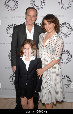Clark Gregg, Jennifer Grey, Stella Gregg lors d'une apparition publique pour une soirée avec Joel Grey au Paley Center for Media, le Paley Center for Media, Los Angeles, CA, 18 janvier 2011. Photo par : Michael Germana/Everett Collection Banque D'Images