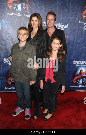 Presley, Kaya Gerber Gerber, Cindy Crawford, Randy Gerber présents pour Spider-Man : Turn Off The Dark à Broadway de la soirée d'ouverture, le Foxwoods Theater, New York, NY Le 14 juin 2011. Photo par : Rob riche/Everett Collection Banque D'Images