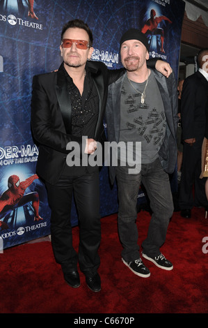 Bono, Edge présents pour Spider-Man : Turn Off The Dark à Broadway de la soirée d'ouverture, le Foxwoods Theater, New York, NY Le 14 juin 2011. Photo par : Rob riche/Everett Collection Banque D'Images