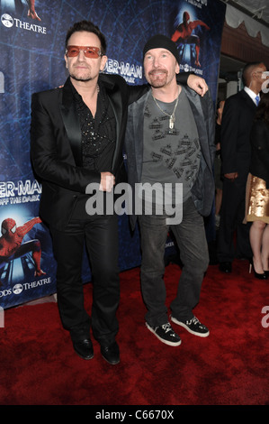 Bono, Edge présents pour Spider-Man : Turn Off The Dark à Broadway de la soirée d'ouverture, le Foxwoods Theater, New York, NY Le 14 juin 2011. Photo par : Rob riche/Everett Collection Banque D'Images