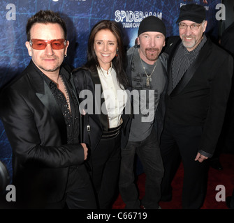 Bono, Julie Taymor, Edge, Philip William McKinley en présence pour Spider-Man : Turn Off The Dark à Broadway de la soirée d'ouverture, le Foxwoods Theater, New York, NY Le 14 juin 2011. Photo par : Rob riche/Everett Collection Banque D'Images