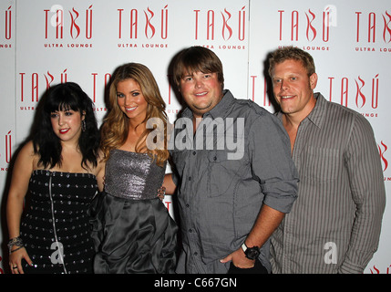 Kara Taitz, Amber Lancaster, Jareb ; Dauplaise, Alex Solowitz présents à l'Amber Lancaster anniversaire bash à Tabu Lounge Ultra, Ultra Tabu Lounge at MGM Grand, Las Vegas, NV le 18 septembre 2010. Photo par : MORA/Everett Collection Banque D'Images