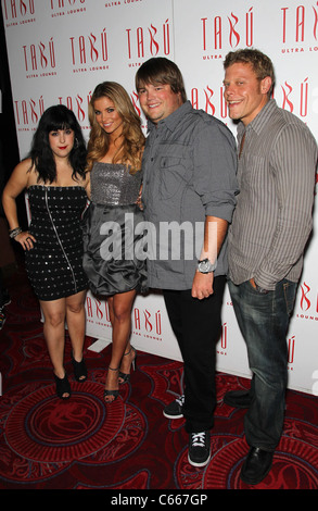 Kara Taitz, Amber Lancaster, Jareb ; Dauplaise, Alex Solowitz présents à l'Amber Lancaster anniversaire bash à Tabu Lounge Ultra, Ultra Tabu Lounge at MGM Grand, Las Vegas, NV le 18 septembre 2010. Photo par : MORA/Everett Collection Banque D'Images