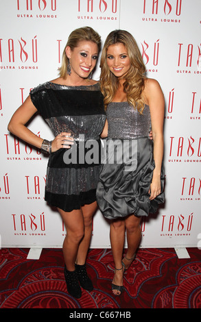 Vienne Girardi, Amber Lancaster de Lancaster de l'Ambre de présence d'Anniversaire à Tabu Lounge Ultra, Ultra Tabu Lounge at MGM Grand, Las Vegas, NV le 18 septembre 2010. Photo par : MORA/Everett Collection Banque D'Images