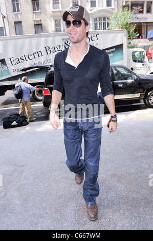 Enrique Iglesias, entre son hôtel de Midtown Manhattan dehors et environ pour la célébrité CANDIDS - lundi, , New York, NY 19 juillet 2010. Photo par : Ray Tamarra/Everett Collection Banque D'Images