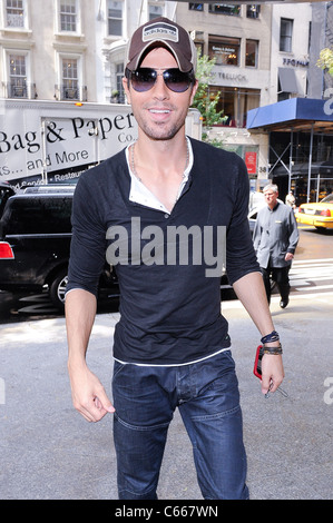 Enrique Iglesias, entre son hôtel de Midtown Manhattan dehors et environ pour la célébrité CANDIDS - lundi, , New York, NY 19 juillet 2010. Photo par : Ray Tamarra/Everett Collection Banque D'Images