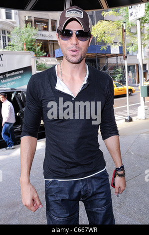 Enrique Iglesias, entre son hôtel de Midtown Manhattan dehors et environ pour la célébrité CANDIDS - lundi, , New York, NY 19 juillet 2010. Photo par : Ray Tamarra/Everett Collection Banque D'Images