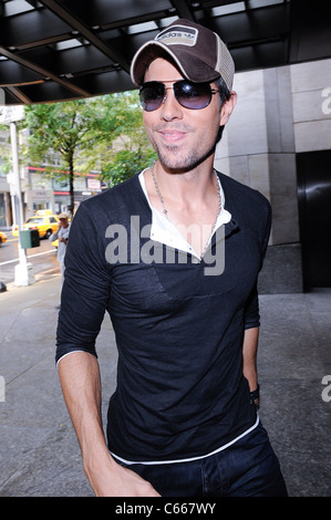 Enrique Iglesias, entre son hôtel de Midtown Manhattan dehors et environ pour la célébrité CANDIDS - lundi, , New York, NY 19 juillet 2010. Photo par : Ray Tamarra/Everett Collection Banque D'Images