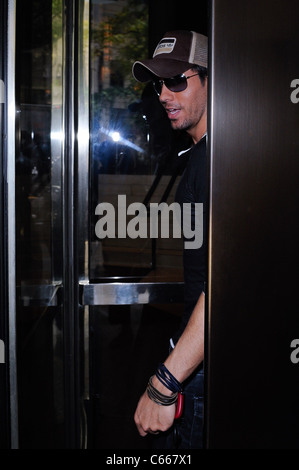 Enrique Iglesias, entre son hôtel de Midtown Manhattan dehors et environ pour la célébrité CANDIDS - lundi, , New York, NY 19 juillet 2010. Photo par : Ray Tamarra/Everett Collection Banque D'Images