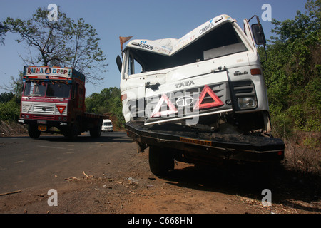 Camion Tata très endommagés sur le bord de la route faisant l'objet d'après head on collision de nuit dans la région de Karnataka Inde Banque D'Images