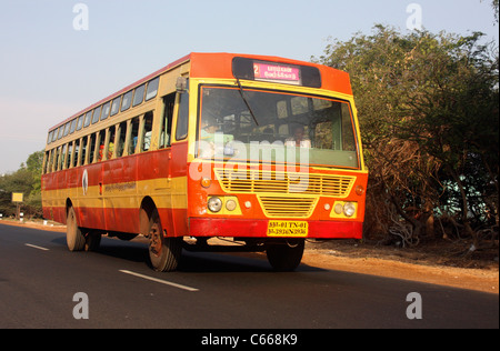 L'Etat du Tamil Nadu Express bus courses jusqu'au coucher du soleil une route Tamil Nadu Inde Banque D'Images