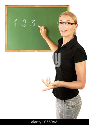 Jeune enseignant l'écriture de chiffres sur le tableau, isolé sur fond blanc, conceptual image de l'éducation Banque D'Images