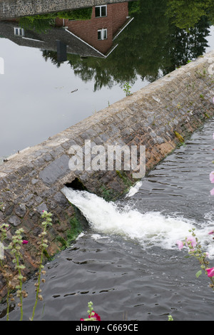 La rivière Lesse en Han sur Lesse, Ardennes, Belgique Banque D'Images