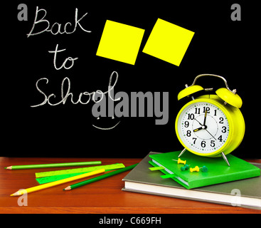 Retour à l'école concept, accessoires colorés dans la salle de classe Banque D'Images