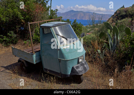 Vintage vert trois roues Vespa cyclomoteur stationné quelque part en Sicile - côte méditerranéenne, l'Italie, l'Europe. Banque D'Images