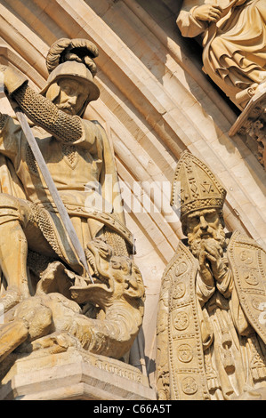 Bruxelles, Belgique. La Grand Place. Hôtel de Ville / Mairie. Détail façade de chevalier dragon tuer Banque D'Images