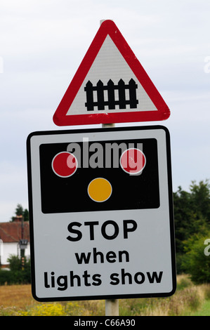 Arrêt passage à niveau lorsque les lumières Afficher l'avertissement Roadsign, Shepreth, Cambridgeshire, Angleterre, RU Banque D'Images