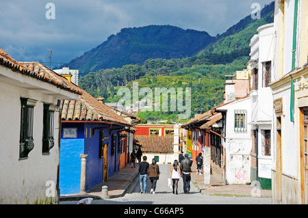 Les gens qui marchent dans les ruelles de la vieille ville, dans le dos des montagnes de la cordillère, La Candelaria trimestre, Bogota, Colombie Banque D'Images