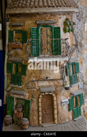 Sculpture sur une tuile représentant une construction d'un quartier pauvre de Palerme, Sicile, Italie, Europe, l'Union européenne. Banque D'Images