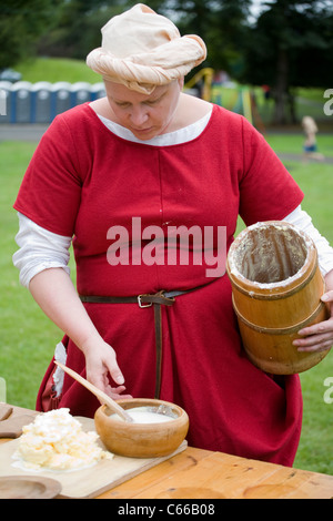 Fête médiévale dans le parc Verdin, Northwich Août 13e & 14e, avec une femme à l'histoire vivante des camps, Cheshire, Royaume-Uni Banque D'Images