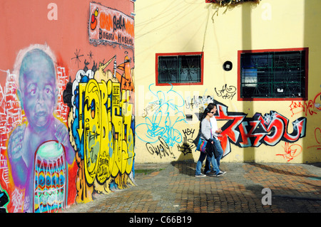 Les murs avec des graffitis, carré de Plazoleta del Chorro de Quevedo, quartier de La Candelaria, Bogota, Colombie Banque D'Images