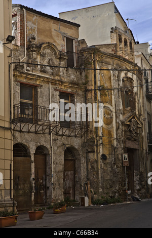 Vieux et sale face de bâtiments dans un quartier pauvre de Palerme (la Vucciria et La Kalsa), Sicile, Italie, Europe, l'Union européenne. Banque D'Images