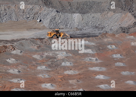 Hull-rouille-Mahoning Mine de fer à ciel ouvert, avec les trous de mine de pousser la machine gigantesque rock en arrière-plan Banque D'Images