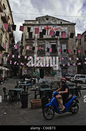 Vieux et sale face de bâtiments dans un quartier pauvre de Palerme (la Vucciria et La Kalsa), Sicile, Italie, Europe, l'Union européenne. Banque D'Images