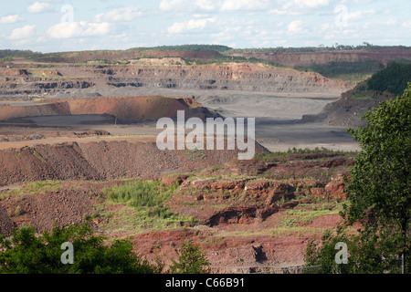 Hull-rouille-Mahoning Mine de fer à ciel ouvert, des bancs dans le travail de la mienne Banque D'Images