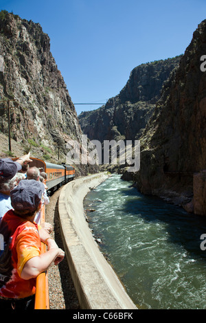 Train touristique populaire passe par les 1 000' de profond Royal Gorge Route le long de la rivière Arkansas, Colorado, USA Banque D'Images