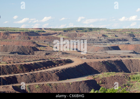 Hull-rouille-Mahoning Mine de fer à ciel ouvert, de vastes bancs et voies d'exploitation entourent la fosse Banque D'Images