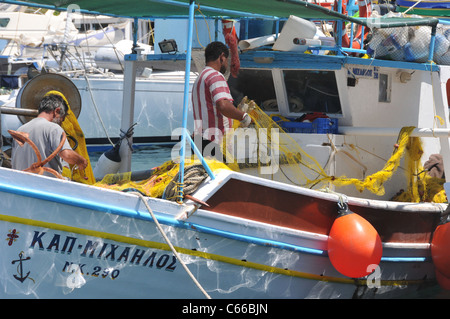 Les pêcheurs grecs travaillant avec des filets sur l'île grecque de Ios. Banque D'Images